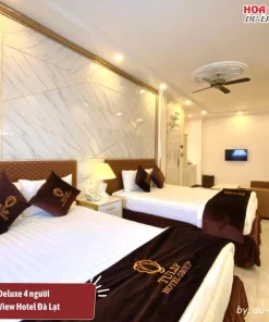 Phòng Deluxe 4 người tại Tulip City View Hotel Đà Lạt có diện tích khoảng 35m2, được trang bị 2 giường đôi lớn, trang bị đầy đủ tiện nghi như minibar, TV, tủ lạnh, phòng tắm riêng