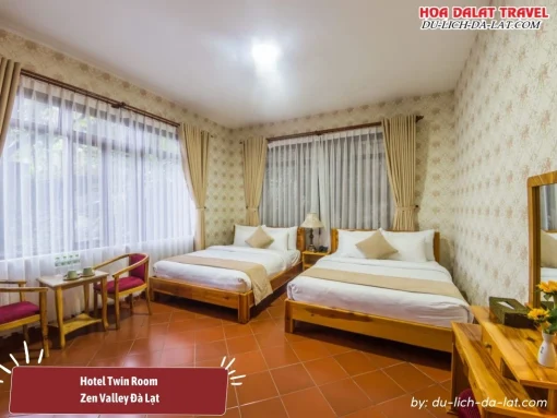 Phòng Hotel Twin Room tại Zen Valley Đà Lạt có diện tích khoảng 30m2, trang bị hai giường đôi cỡ Queen, không gian cổ kính, mang đậm phong cách biệt thự Pháp xưa