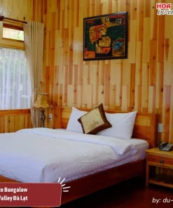 Deluxe Bungalow ở Zen Valley Đà Lạt diện tích 35m2, trang bị một giường đôi lớn, nội thất chủ yếu bằng gỗ tự nhiên