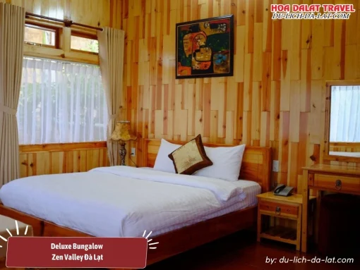 Deluxe Bungalow ở Zen Valley Đà Lạt diện tích 35m2, trang bị một giường đôi lớn, nội thất chủ yếu bằng gỗ tự nhiên