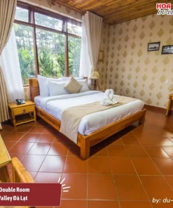 Phòng Hotel Double Room tại Zen Valley Đà Lạt có diện tích khoảng 30m2, trang bị một giường đôi cỡ King, cửa sổ lớn, nội thất gỗ tự nhiên