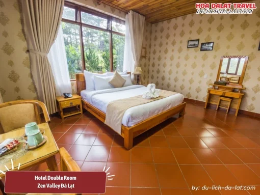 Phòng Hotel Double Room tại Zen Valley Đà Lạt có diện tích khoảng 30m2, trang bị một giường đôi cỡ King, cửa sổ lớn, nội thất gỗ tự nhiên