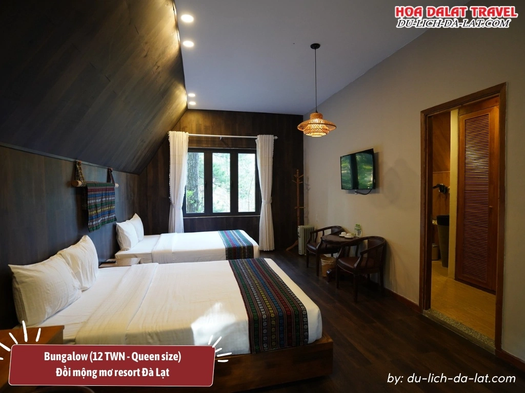 Phòng Bungalow (12 TWN - Queen size bed) Tại TTC Resort Đồi Mộng Mơ có diện tích 39m2, được trang bị 2 giường đôi cỡ Queen