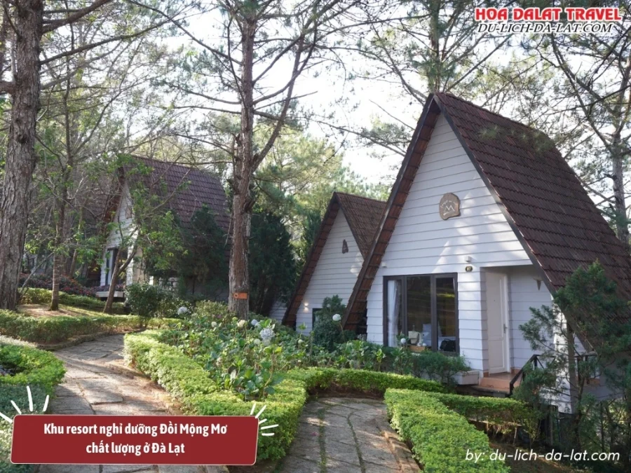 Resort Đồi Mộng Mơ là khu nghỉ dưỡng tiêu chuẩn 2 sao nằm trên sườn đồi gần các địa điểm du lịch nổi tiếng