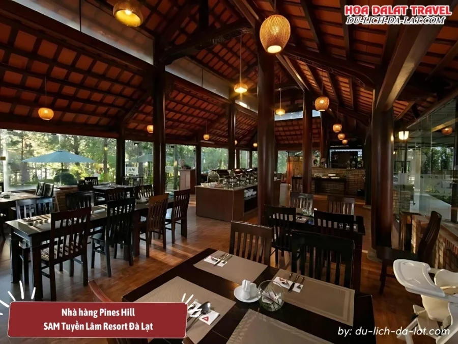 Nhà hàng Pines Hill SAM Tuyền Lâm Resort Đà Lạt với nội thất gỗ tông màu ấm và thiết kế đơn giản nhưng sang trọng