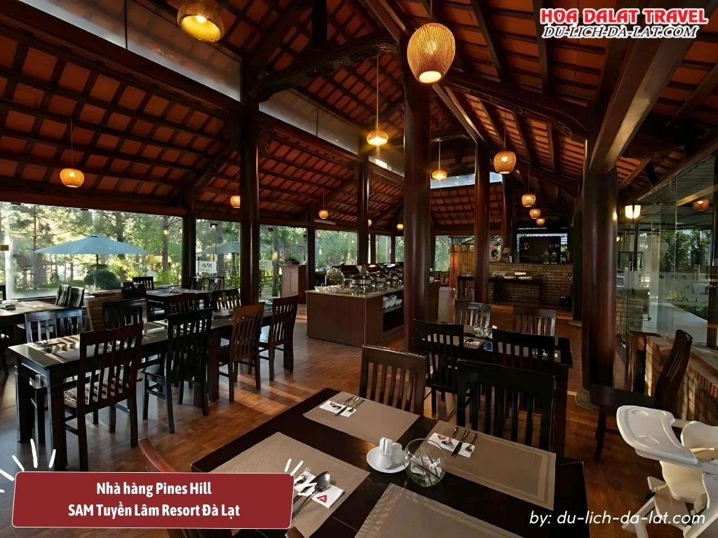 Nhà hàng Pines Hill SAM Tuyền Lâm Resort Đà Lạt với nội thất gỗ tông màu ấm và thiết kế đơn giản nhưng sang trọng