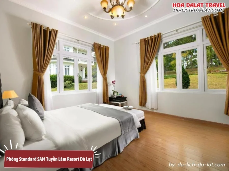 Phòng Standard tại SAM Tuyền Lâm Resort Đà Lạt rộng 25m2 với 1 giường đôi, view sân vườn thoáng mát