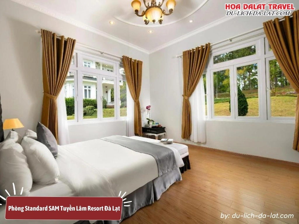 Phòng Standard tại SAM Tuyền Lâm Resort Đà Lạt rộng 25m2 với 1 giường đôi, view sân vườn thoáng mát