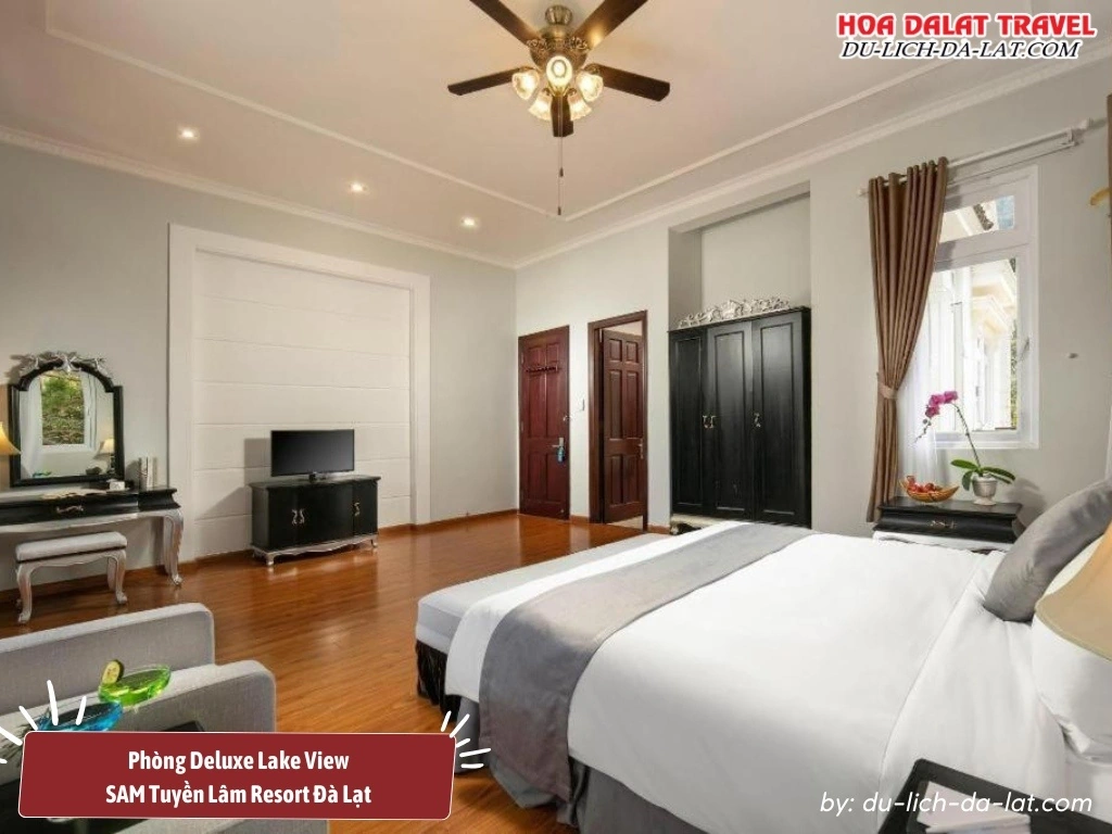 Phòng Deluxe Lake View tại SAM Tuyền Lâm Resort Đà Lạt rộng 35m2 với đầy đủ tiện nghi cao cấp, view hồ trong xanh